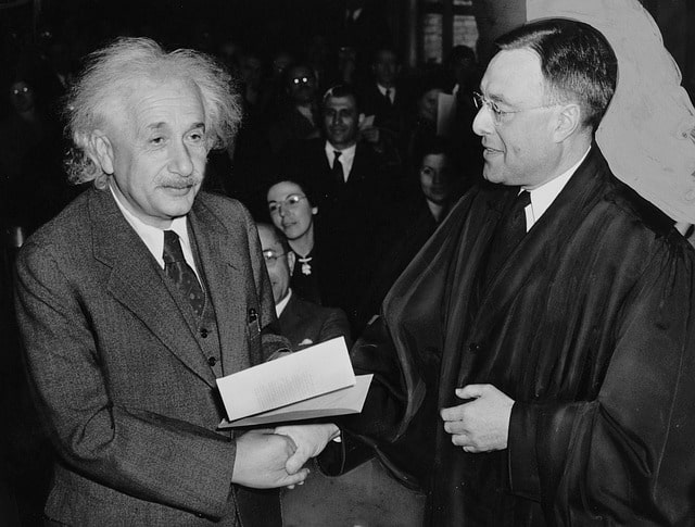 Albert Einstein recibiendo un premio en una universidad