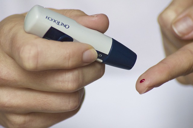 Una persona controlando sus niveles de glucosa en la sangre.