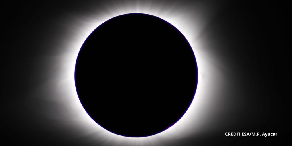 Eclipse solar total mostrando la brillante corona solar rodeando el disco negro de la Luna