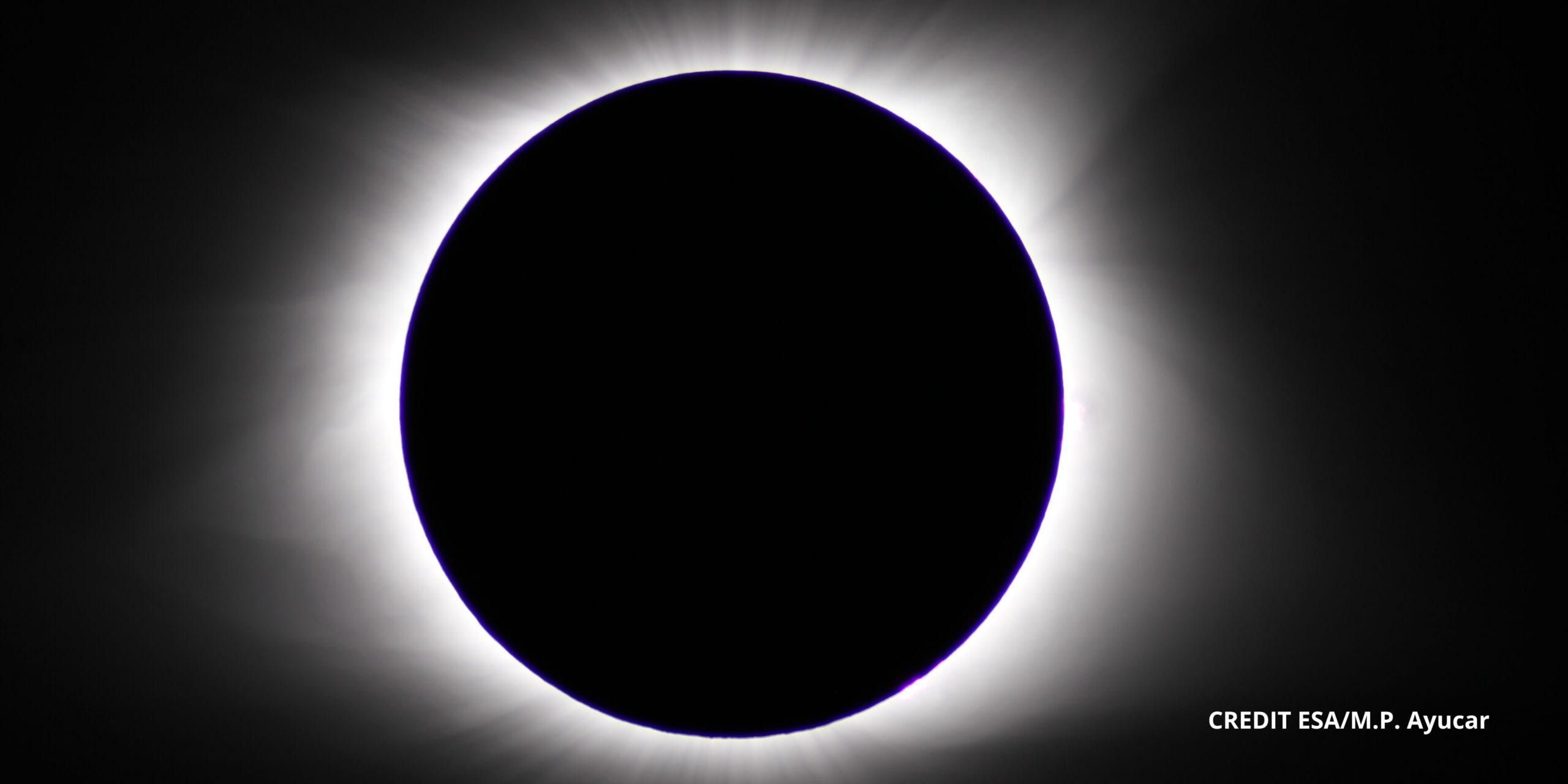 Eclipse solar total mostrando la brillante corona solar rodeando el disco negro de la Luna