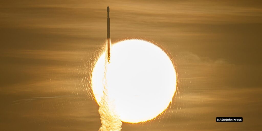 Se observa un cohete Falcon Heavy de SpaceX, con el telescopio Nancy Grace Roman de la NASA a bordo, transitando frente al Sol durante su lanzamiento desde el Complejo de Lanzamiento 39A, el domingo 30 de agosto de 2026, en el Centro Espacial Kennedy de la NASA, en Florida.